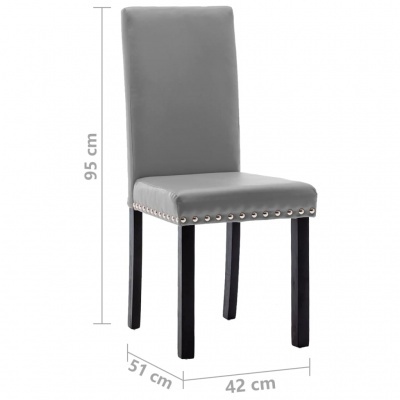 Cadeira estofada cinzenta com pernas pretas e tachas prateadas