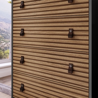 Painel de madeira ondulada com ganchos pretos em ambiente interior