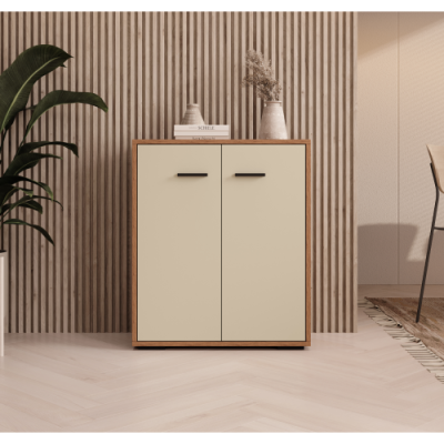 Armário compacto creme com moldura de madeira e puxadores pretos contra parede de painéis de madeira.