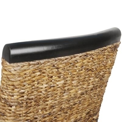Encosto de cadeira em materiais naturais entrelaçados com topo em madeira preta