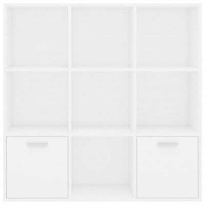 Estante branca com nove compartimentos, dois com portas e puxadores prateados
