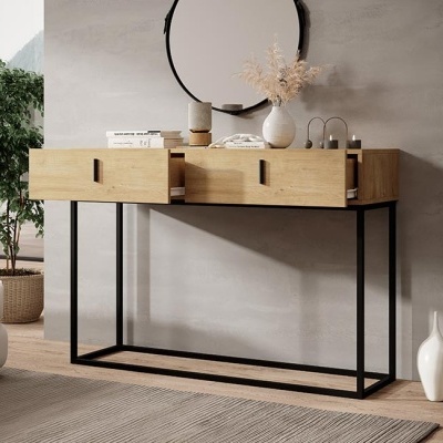 Aparador de madeira clara com gavetas e estrutura metálica preta em ambiente interior moderno