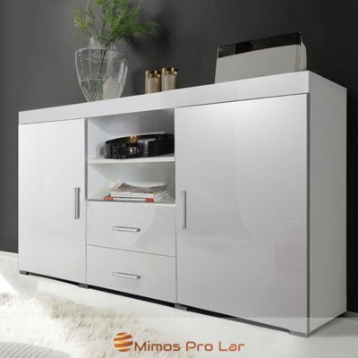 Móvel de sala branco brilhante com portas, gavetas, prateleira e decoração de plantas e objetos