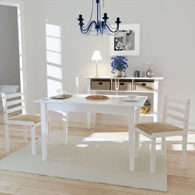 Sala de jantar com mesa branca, duas cadeiras com assentos almofadados bege, tapete claro e aparador branco com decoração.