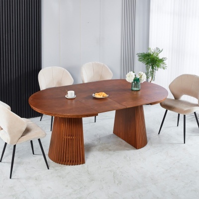 Mesa de jantar oval de madeira com quatro cadeiras estofadas bege