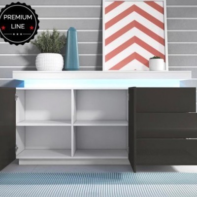 Móvel branco com portas pretas abertas, com vasos e quadro decorativo ao fundo