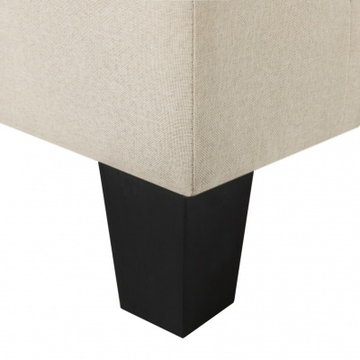 Pé quadrado preto de móvel com estrutura estofada bege claro