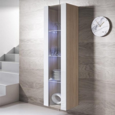 Mobile de parede com porta de vidro e estrutura de madeira clara, copos e pratos visíveis