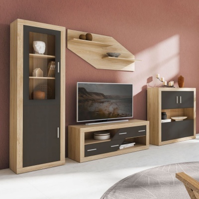 Conjunto de móveis para sala de estar com madeira clara e detalhes pretos, incluindo armário alto com vidro, estante suspensa, móvel TV e armário baixo.