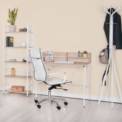 Escritório em casa com móveis modernos, cadeira branca e decoração minimalista.