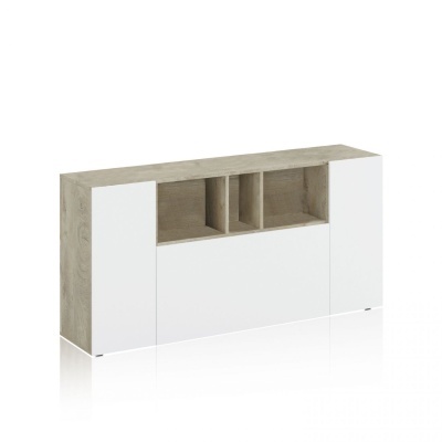 Móvel de arrumação com portas brancas e nichos abertos em madeira clara