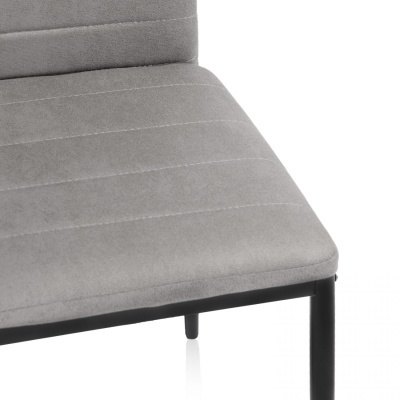 Cadeira cinzenta estofada com estrutura preta