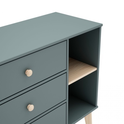 Móvel de apoio cinzento com gavetas e prateleira de madeira clara