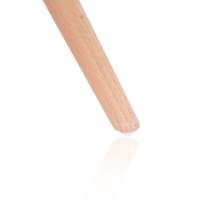 Pé de móvel cónico de madeira clara com reflexo em fundo branco