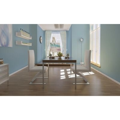 Sala de jantar pequena azul com mesa preta, cadeiras brancas e decoração simples