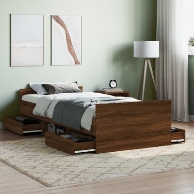 Cama de madeira castanha com gavetas abertas e roupa de cama cinzenta e branca em quarto minimalista