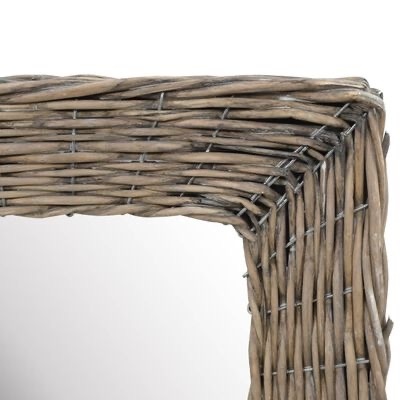 Moldura de espelho em rattan trançado com detalhes em metal