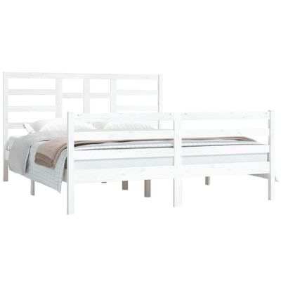 Cama de casal branca com roupa de cama cinzenta e beige