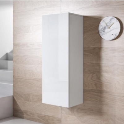 Armário suspenso branco com porta lisa ao lado de relógio de parede mármore