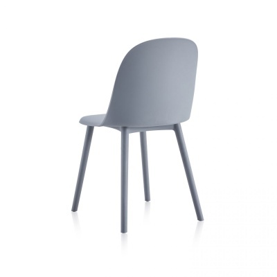Cadeira cinza moderna com assento e pernas em plástico