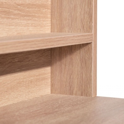 Móvel em madeira clara com prateleira e painel vertical