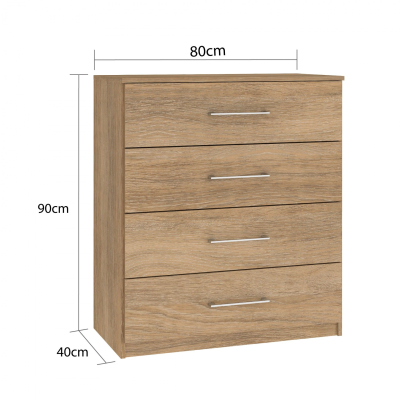 Cómoda de madeira castanho claro com quatro gavetas e puxadores metálicos.