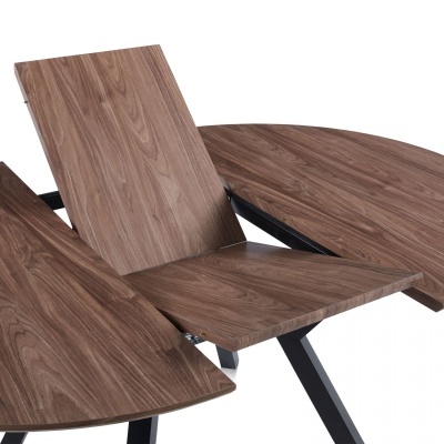 Mesa extensível de madeira castanha com estrutura preta em abertura