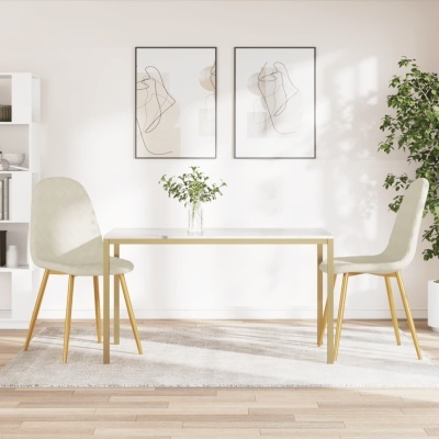 Conjunto de mesa de jantar branca com duas cadeiras bege e decoração minimalista