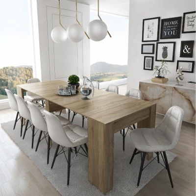 Mesa de jantar em madeira clara com oito cadeiras brancas acolchoadas numa sala moderna