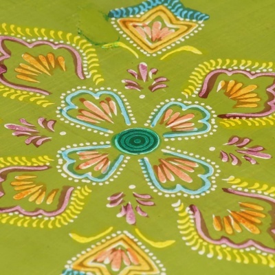 Tecido verde com padrão bordado colorido floral