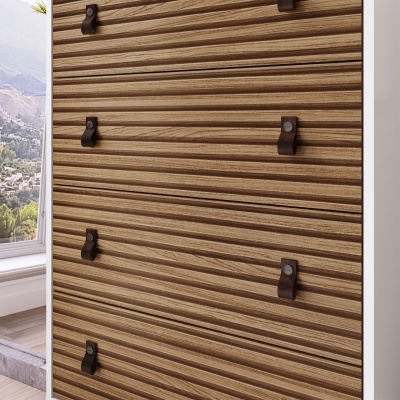 Painel de madeira ondulada com suportes de couro castanho