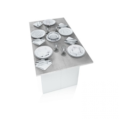 Mesa retangular com serviços de mesa brancos e talheres de metal