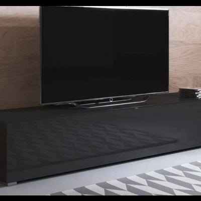 Móvel de TV preto com textura geométrica, televisão e livros, fundo em madeira clara