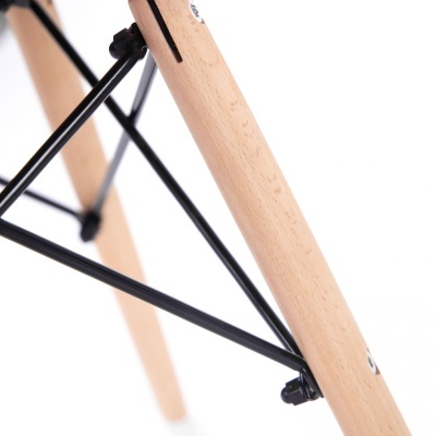 Pernas de cadeira em madeira clara com estrutura de metal preta