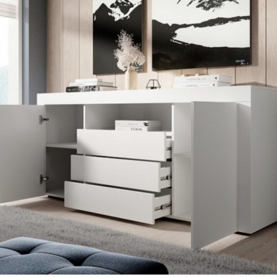 Móvel branco com portas e gavetas abertas, em sala com decoração moderna