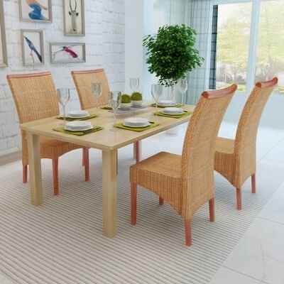Conjunto de mesa de madeira e cadeiras em rattan num ambiente moderno com decoração minimalista