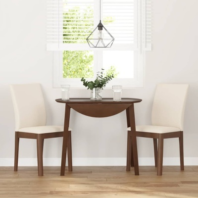 Mesa de madeira castanha com duas cadeiras estofadas creme numa sala luminosa com janela