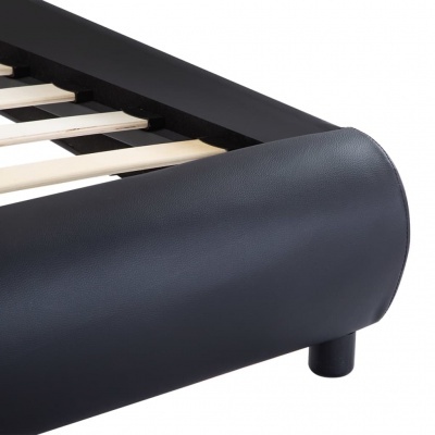 Estrutura de cama preta em pele com ripas de madeira claras