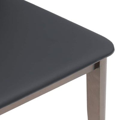 Canto de mesa com tampo preto liso e pernas de madeira clara