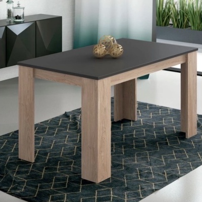 Mesa de jantar preta com pernas de madeira em tapete azul com padrão geométrico.