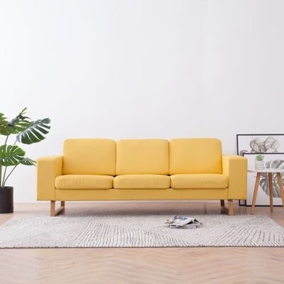 Sofá amarelo de três lugares com pés de madeira em sala minimalista