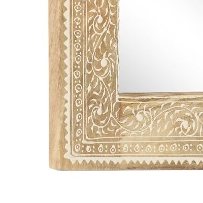 Canto de moldura de espelho decorativo em madeira clara com padrões brancos