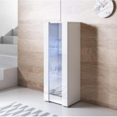 Móvel branco de vidro com porta transparente num interior com parede de madeira e escada