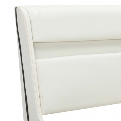 Encosto de cadeira branca em pele sintética com costura e detalhes pretos