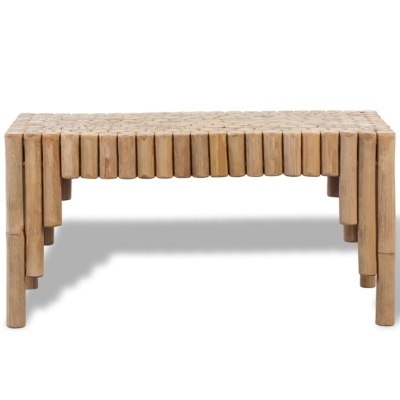 Mesa baixa retangular de bambu natural com pernas e tampo feitos de varas redondas.