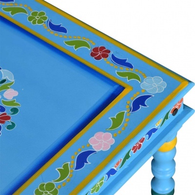 Mesa de madeira azul pintada à mão com padrão floral colorido nas bordas