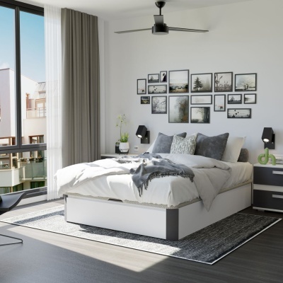 Quarto moderno com cama branca e cinza, almofadas cinza, parede com molduras pretas, candeeiros de parede e ventilador de teto preto