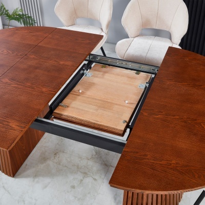 mesa extensível de madeira castanha com mecanismo metálico preto e cadeiras creme