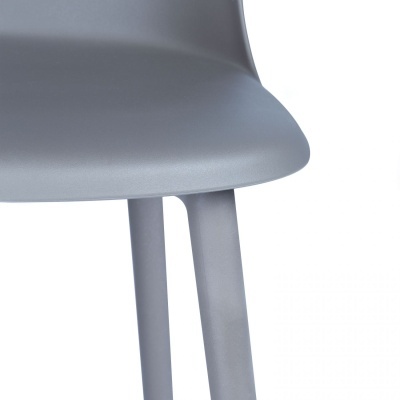 Cadeira moderna cinzenta de plástico com pernas cinzentas