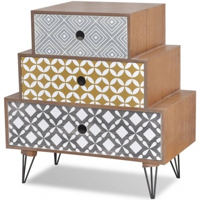 Móvel em madeira com três gavetas decoradas com padrões geométricos coloridos
